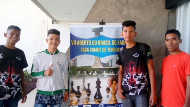 Alunos participam de competição de xadrez em Água Branca